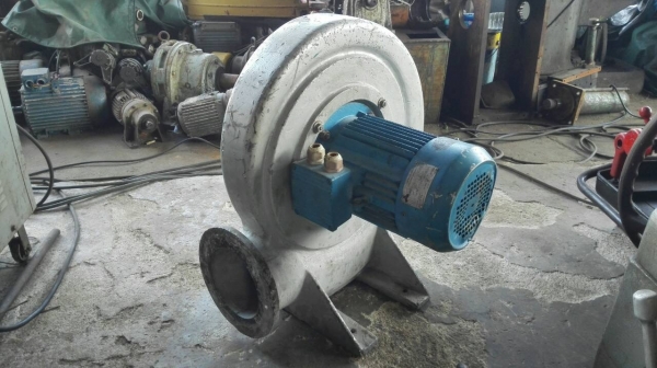 ===== Sold Out!! ===== โบวเวอร์เสื้ออลูมิเนียม 5.5 HP. 380V. 2850 RPM. สภาพสวย ลมแรง วิ่งเงียบ พร้อมใช้งาน.