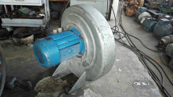 ===== Sold Out!! ===== โบวเวอร์เสื้ออลูมิเนียม 5.5 HP. 380V. 2850 RPM. สภาพสวย ลมแรง วิ่งเงียบ พร้อมใช้งาน.