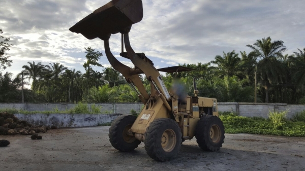 รถตัก KOMATSU  510.    ( มีขาย 2 คัน. )    สนใจติดต่อ  081 - 6079515