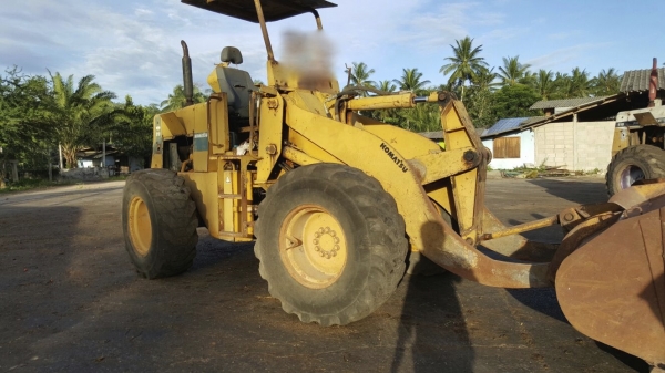 รถตัก KOMATSU  510.    ( มีขาย 2 คัน. )    สนใจติดต่อ  081 - 6079515