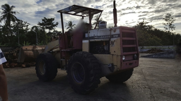 รถตัก KOMATSU  510.    ( มีขาย 2 คัน. )    สนใจติดต่อ  081 - 6079515