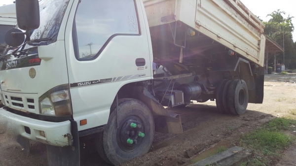 รถอีซูซุ 6 ล้อดั้ม NQR 175 แรงม้า. ปี 50     สนใจติดต่อ  081 - 6079515