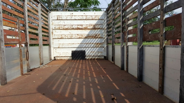 รถฮีโน่ 6 ล้อ FC2W  เปลื่ยนเครื่อง  175 แรงม้า. ปี 37   สนใจติดต่อ  081 - 6079515