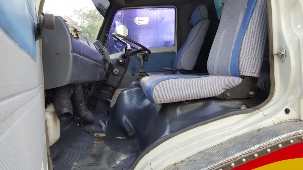 รถฮีโน่ 6 ล้อ FC2W  เปลื่ยนเครื่อง  175 แรงม้า. ปี 37   สนใจติดต่อ  081 - 6079515