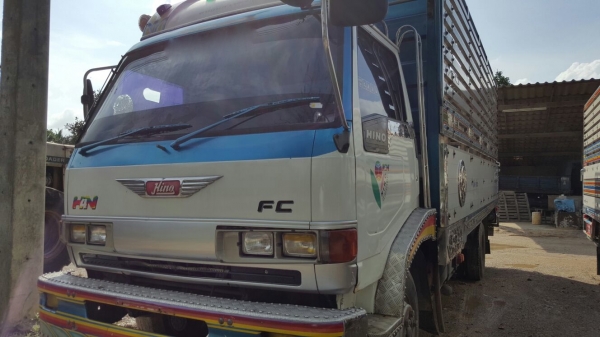 รถฮีโน่ 6 ล้อ FC2W  เปลื่ยนเครื่อง  175 แรงม้า. ปี 37   สนใจติดต่อ  081 - 6079515