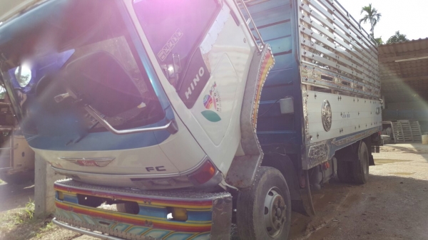 รถฮีโน่ 6 ล้อ FC2W  เปลื่ยนเครื่อง  175 แรงม้า. ปี 37   สนใจติดต่อ  081 - 6079515