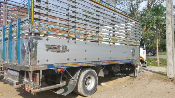 รถฮีโน่ 6 ล้อ FC2W  เปลื่ยนเครื่อง  175 แรงม้า. ปี 37   สนใจติดต่อ  081 - 6079515