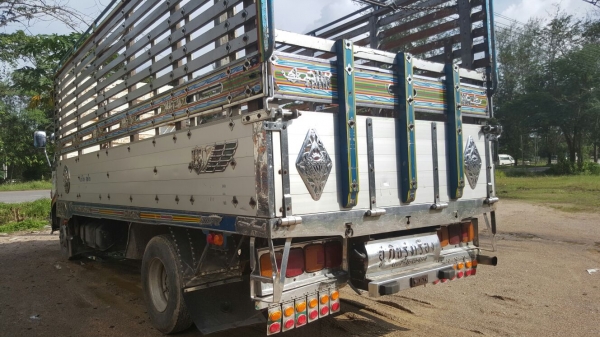 รถฮีโน่ 6 ล้อ FC2W  เปลื่ยนเครื่อง  175 แรงม้า. ปี 37   สนใจติดต่อ  081 - 6079515