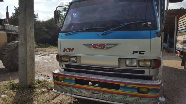 รถฮีโน่ 6 ล้อ FC2W  เปลื่ยนเครื่อง  175 แรงม้า. ปี 37   สนใจติดต่อ  081 - 6079515