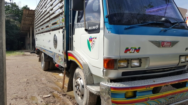 รถฮีโน่ 6 ล้อ FC2W  เปลื่ยนเครื่อง  175 แรงม้า. ปี 37   สนใจติดต่อ  081 - 6079515