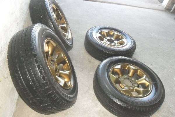ล้อแม็ก 15นิ้ว 6รู พร้อมยาง สวยๆ 4 ล้อ ราคา 5900 บาท