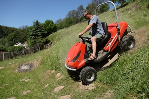 รถตัดหญ้านั่งขับ ยี่ห้อ Crossjet 4x4 เครื่องยนต์ขนาด 23 แรงม้า รถตัดหญ้านั่งขับ ยี่ห้อ Crossjet 4x4 เครื่องยนต์ขนาด 23 แรงม้า