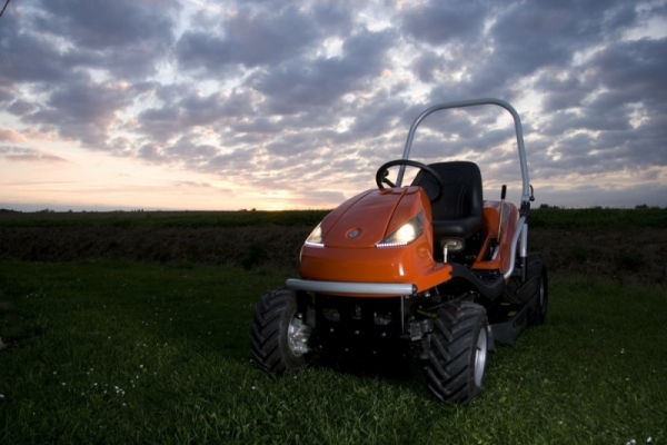 รถตัดหญ้านั่งขับ ยี่ห้อ Crossjet 4x4 เครื่องยนต์ขนาด 23 แรงม้า รถตัดหญ้านั่งขับ ยี่ห้อ Crossjet 4x4 เครื่องยนต์ขนาด 23 แรงม้า