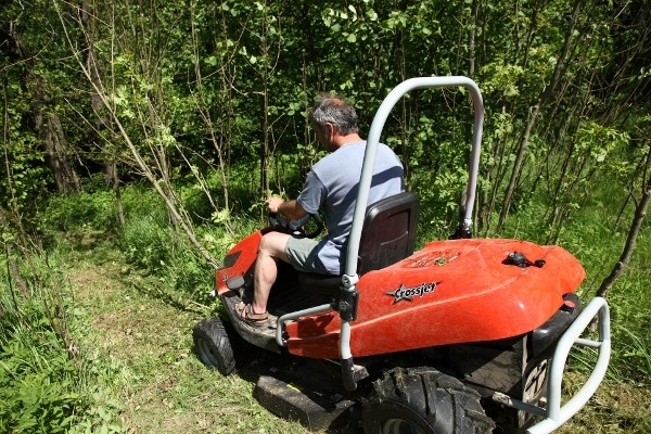 รถตัดหญ้านั่งขับ ยี่ห้อ Crossjet 4x4 เครื่องยนต์ขนาด 23 แรงม้า รถตัดหญ้านั่งขับ ยี่ห้อ Crossjet 4x4 เครื่องยนต์ขนาด 23 แรงม้า