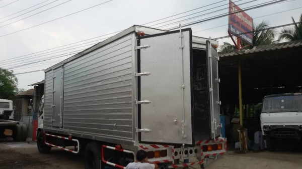 ตู้แห้ง 3 บาน มิเนียมทั้งลูก 7.20 เมตร ช่วงคัสซี 85 สภาพ 80 ขายด่วน