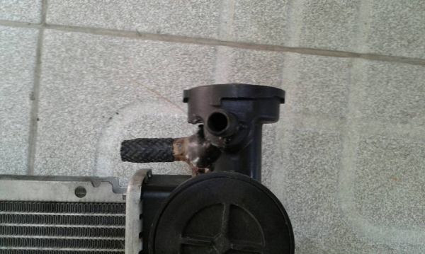 ขายหม้อน้ำใช้แล้ว Toyota Altis 1.6 ปี 10 ไม่รั่ว ไม่ซึม แต่มีรอยหักที่ข้อต่อไปหม้อพักหัก ติดกาวซีเมนต์เหล็กแล้ว