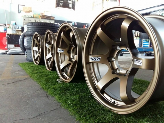 ล้อ TE37 ขอบ17 6รู139.7 พร้อมยางเพียงชุดละ 25,000 บาท