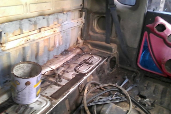 หัวเก๋งแอโร่บอดี้ประผุแล้วเหลือทำสีอย่างเดียว อุปกรณ์ครบเบาะ พรม มีให้  ขาย15,000บาท 0892095791 บอย