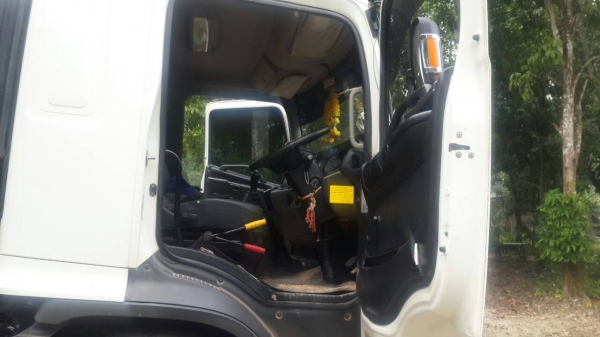 รถฮีโน่ 6 ล้อ FG8J  220 แรงม้า. ปี 56.  ( * รถวิ่ง 9x,xxx กว่า กม. )    สนใจติดต่อ  081 - 6079515