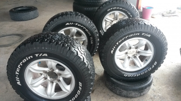 แม็กเล็บเหยี่ยวแท้ พร้อมยางbf265/70/16 ปี10 4เส้น