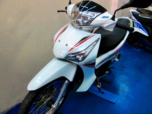 wave 125 i สีขาวมุก พิมนิยม สวยสะอาดตา รถเดือน กุมภาพันธ์ ปี 57 ไมล์ 8 พันโล เปลี่ยนยางหลังให้ใหม่แล้ว แถม 3 รายการ 33900