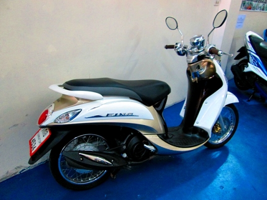 Fino i ลายพรีเมี่ยม สีขาว พิมนิยม รุ่นใหม่หัวฉีด กระบอกสูบไดอะซิล รถเดือน ตุลาคม ปี 56 ไมล์ 15xxx โล แถม 3 รายการ 25900