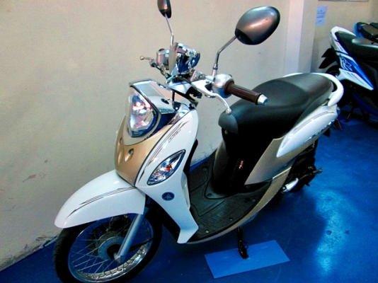 Fino i ลายพรีเมี่ยม สีขาว พิมนิยม รุ่นใหม่หัวฉีด กระบอกสูบไดอะซิล รถเดือน ตุลาคม ปี 56 ไมล์ 15xxx โล แถม 3 รายการ 25900