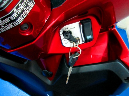 CLICK 125 i สีดำแดง รุ่นท๊อปสุด id lingstop combibrake รถเดือน พ.ค.ปี56 ไมล์ 8 พันโล แถม 3 รายการ 36900