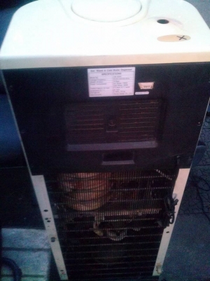 ขายเครื่องทำน้ำร้อนน้ำเย็นแบบตั้งพื้นแบบถังในคัว