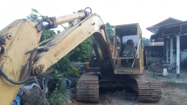 รถขุด KOMATSU PC120-2  Price 380,000 bath.