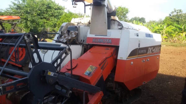 ขายรถเกี่ยวข้าวคูโบต้าDC 68 g ราคาพิเศษลดแบบสุดๆ ครับ  300,000  พร้อมทะเบียน