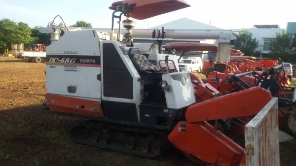 ขายรถเกี่ยวข้าวคูโบต้าDC 68 g ราคาพิเศษลดแบบสุดๆ ครับ  300,000  พร้อมทะเบียน