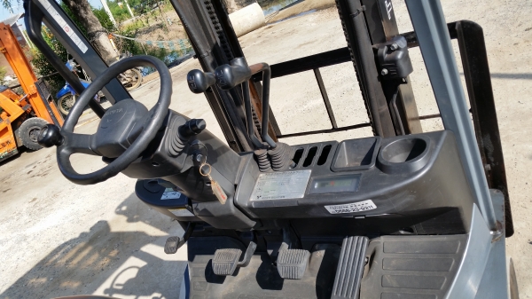 ขายด่วนรถยก TOYOTA 8FGออโต้ยก1.5ตันเสาสูง3เมตรยางตันหน้าหลังรถนอกนำเข้ายังไม่เคยใช้งานในเมืองไทยเลยรุ่นใหม่สุดๆขายถูกๆๆ