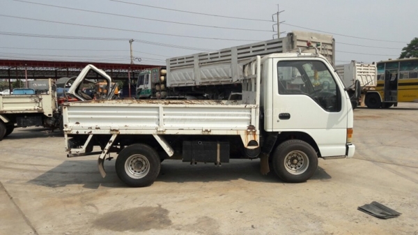 ISUZU NKR55EU1  เครื่อง 88 แรงม้า ปีจดทะเบียน 2534 กระบะยาว 3 เมตร