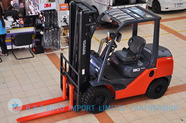 ขายรถโฟล์คลิฟท์มือสอง TOYOTA รุ่น 8FD30 ราคา 590,000 บาท นำเข้าจากประเทศญี่ปุ่น 100\% ไม่เคยใช้งานในไทย