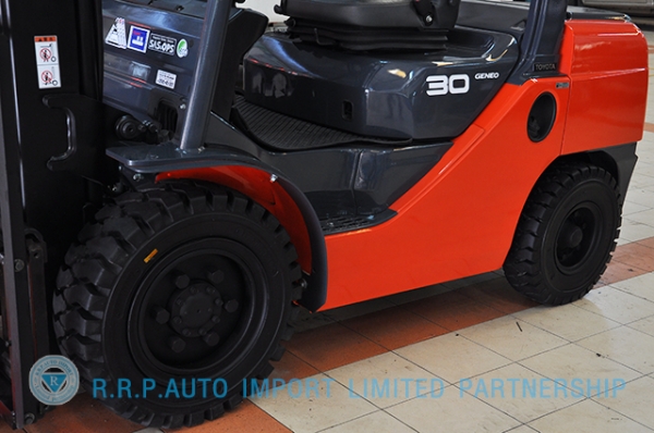 ขายรถโฟล์คลิฟท์มือสอง TOYOTA รุ่น 8FD30 ราคา 590,000 บาท นำเข้าจากประเทศญี่ปุ่น 100\% ไม่เคยใช้งานในไทย