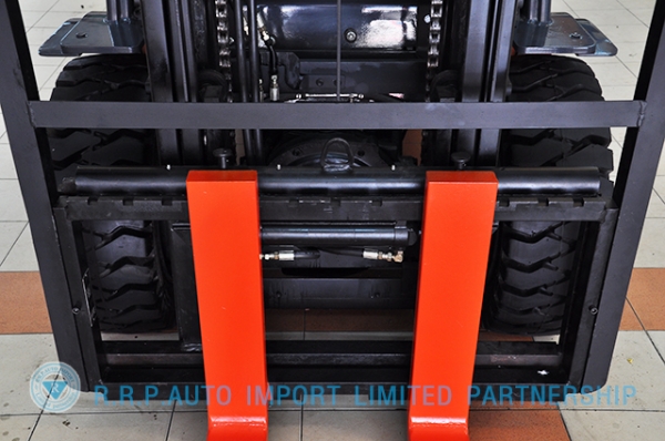 ขายรถโฟล์คลิฟท์มือสอง TOYOTA รุ่น 8FD30 ราคา 590,000 บาท นำเข้าจากประเทศญี่ปุ่น 100\% ไม่เคยใช้งานในไทย