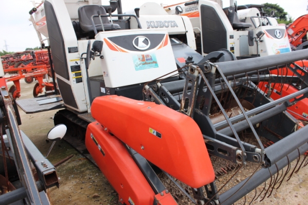 ขายรถเกี่ยวข้าวสภาพสวยๆ KUBOTA DC70 รองกระสอบ รถสภาพดี ชั่วโมงงานน้อย ใช้งานได้สบาย