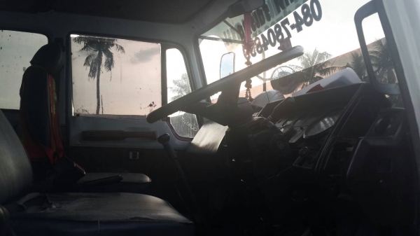 ขายด่วนรถบรรทุกสิบล้อ HINO 2 เพลา ช่วงยาว 7.50 เมตร ขายด่วนรถบรรทุกสิบล้อ HINO 2 เพลา ช่วงยาว 7.50 เมตร