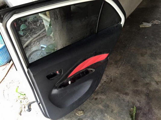 ประตูบานหน้าซ้าย บานหลังขวาวีออส 07-12