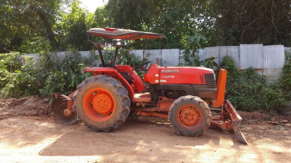 ขายรถไถ KUBOTA L4508 สภาพพร้อมใช้ เอกสารเล่มทะเบียนครบ อุปกรณ์มีผานดันหน้า และผาน 5