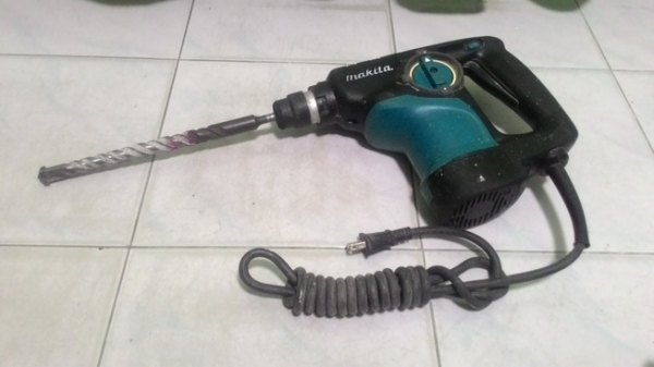 สว่านและสกัดโรตารี่ makita hr2810 รุ่นใหญ่ สกัดได้ เจาะรูโตๆได้ ทนๆครับ