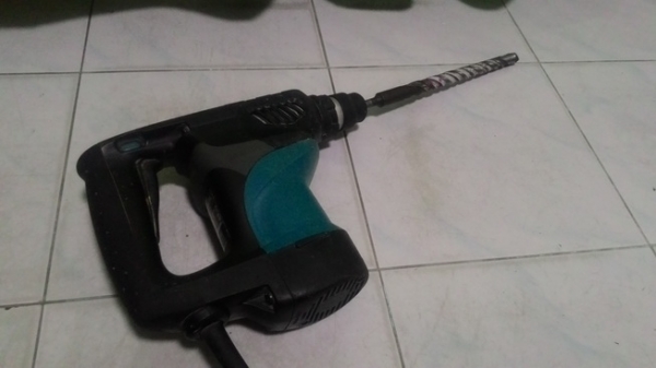 สว่านและสกัดโรตารี่ makita hr2810 รุ่นใหญ่ สกัดได้ เจาะรูโตๆได้ ทนๆครับ