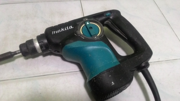 สว่านและสกัดโรตารี่ makita hr2810 รุ่นใหญ่ สกัดได้ เจาะรูโตๆได้ ทนๆครับ