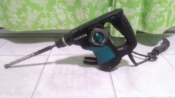 สว่านและสกัดโรตารี่ makita hr2810 รุ่นใหญ่ สกัดได้ เจาะรูโตๆได้ ทนๆครับ