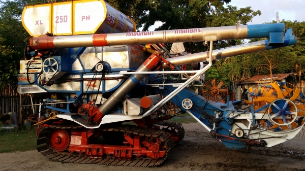 ขายด่วนครับ รถเกี่ยวข้าวศักดิ์พัฒนาการเกษตร ราคา 650,000 บาทครับ