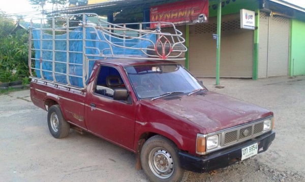 ขายครับ นิสันหัวเดียว เครื่อง2700ฝาดำ. คัสชีสวยไม่มีที่ติ เครื่องดีมาก วิ่งไกล งานนักสะบาย หน้าเดิม. ห้องเครื่องสวย. ภายในหัวสวยทุกอย่างครบ. กะบะด้านข้างมีผุนิดหน่อย. พื้นไม่ผุ. คอกเหล็กสวยๆพร้อมบรรทุก. ยางดีทุกเส้น เอกสารครบพร้อมโอน. ภาสีขาด2ปีกว่า.  ราค