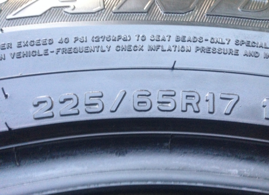 ยาง Dunlop 225 65 17 สิ้นปี13 ดอกสวย พร้อมใช้งาน ราคาไม่แพง