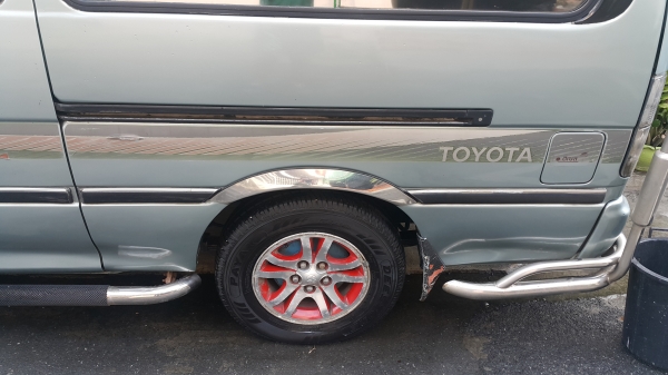 ขายรถตู้ TOYOTA หัวจรวดปี 94 เครื่องเดิมดีเซลแน่นๆ ราคา 98,000 บาท ติดต่อ คุณเอ๋ 092-6356419