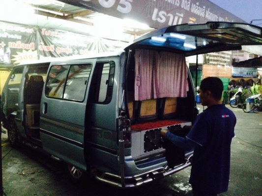 ขายรถตู้ TOYOTA หัวจรวดปี 94 เครื่องเดิมดีเซลแน่นๆ ราคา 98,000 บาท ติดต่อ คุณเอ๋ 092-6356419